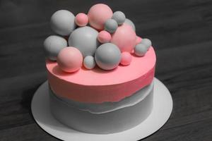 bolo de casamento com elementos rosa feito de massa foto