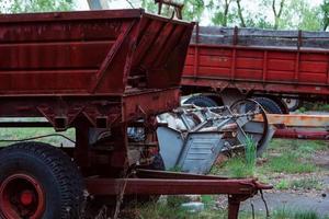 tratores antigos e outros materiais agrícolas em um ferro-velho foto