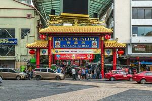 Entrada portão do pétalas rua, uma Chinatown localizado dentro Kuala Lumpur, Malásia. dentro a atrasado 19 e cedo 20 século isto teve fui uma comercial Centro com a importante tapioca moinho foto