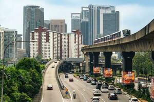 cenário perto bangsar lrt e estrada de ferro estação, uma residencial subúrbio em a arredores do Kuala lumpur dentro Malásia. Está mais cedo colonos estavam estrada de ferro trabalhadores e borracha Estado trabalhadores. foto