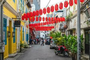 kwai chai Hong, uma pequeno beco atrás pétalas rua dentro a Chinatown do Kuala Lumpur, Malásia. lá estão numerosos murais representando a diariamente vida às isto Lugar, colocar dentro a velho dias. foto