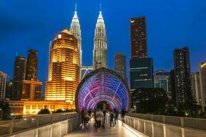 saloma link, pintasan saloma, uma 69 metros combinado pedestre e ciclista ponte através a klang rio dentro Kuala Lumpur, Malásia. a arquitetura é inspirado de a sireh junjung foto