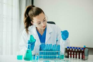 biotecnologista feminina testando novas substâncias químicas em um laboratório. foto