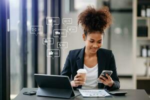 mulher digitando Smartphone, teclado com computador portátil computador do social meios de comunicação e marketing virtual ícones tela conceito. foto