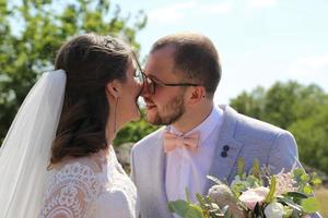 foto de casamento da noiva e do noivo em uma cor cinza-rosa na natureza na floresta e nas rochas