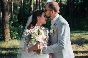 fotografia de casamento beijar noivos em locais diferentes foto