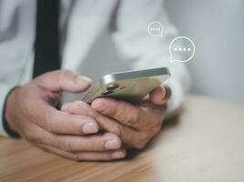 o negócio pessoas usando Smartphone digitando viver bate-papo conversando em inscrição comunicação digital rede e social rede conceito. social meios de comunicação inscrição bate-papo caixa. foto