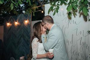 fotografia de casamento beijar noivos em locais diferentes foto