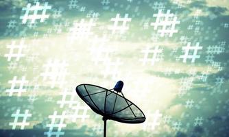 silhueta da antena parabólica e padrão de hashtag foto