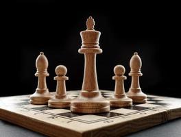 tabuleiro de xadrez com figuras em um fundo preto foto