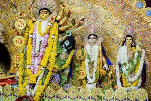 deusa durga com olhar tradicional em vista de perto em um sul kolkata durga puja, ídolo durga puja, um maior festival hindu navratri na índia foto