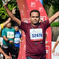 nova delhi, índia - 16 de outubro de 2022 - vedanta delhi meia maratona após covid em que os participantes da maratona prestes a cruzar a linha de chegada, meia maratona de delhi 2022 foto