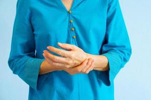 idosa com dor nas articulações do punho por causa da artrite reumatóide foto