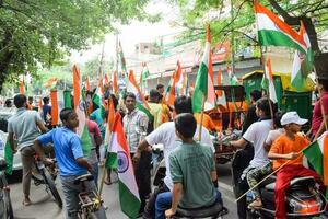Délhi, Índia -15 agosto 2022 - ampla grupo do pessoas durante grande tiranga yatra organizado Como parte do a azadi ka amrit mahotsav para celeberato a 75 aniversário do da Índia independência, indiano bandeira marcha foto
