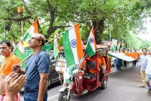 Délhi, Índia -15 agosto 2022 - ampla grupo do pessoas durante grande tiranga yatra organizado Como parte do a azadi ka amrit mahotsav para celeberato a 75 aniversário do da Índia independência, indiano bandeira marcha foto