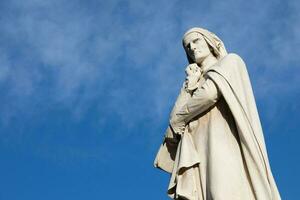 verona, itália - estátua de dante alighieri, famosa escultura antiga do poeta. foto