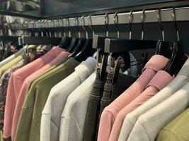 roupas para homens trava em uma cabide. estilo e guarda-roupa. compras. foto