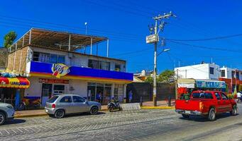 porto escondido Oaxaca México 2023 típica lindo colorida turista rua calçada cidade porto escondido México. foto