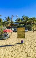 porto escondido Oaxaca México 2023 Sol de praia areia pessoas surfista ondas Palmeiras porto escondido México. foto