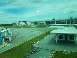 Kuala Lumpur, Malásia dentro pode 2023. a pista e avental do klia terminal 2 aeroporto. foto