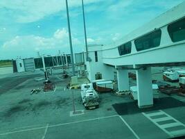 Kuala Lumpur, Malásia dentro pode 2023. a pista e avental do klia terminal 2 aeroporto. foto