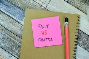 conceito do ebit vs ebitda escrever em pegajoso notas isolado em de madeira mesa. foto