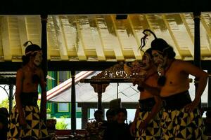 Yogyakarta, Indonésia em Outubro 2022. fantoche pessoas às a yogyakarta Palácio, a desempenho mostrando é sobre a jogar do a personagens petruk, semear, e gareng. foto