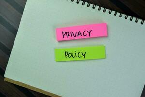 conceito do privacidade política escrever em pegajoso notas isolado em de madeira mesa. foto