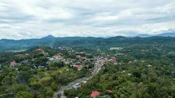 aéreo Visão do panorama do lindo campo do bukittinggi. Maravilhoso primavera panorama dentro montanhas. gramíneo campo e rolando colinas. rural cenário. bukittinggi, Indonésia, janeiro 28, 2023 foto