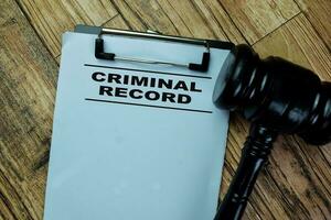 conceito do Criminoso registro escrever em papelada isolado em de madeira mesa. foto