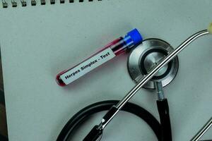 conceito do herper simplex - teste com sangue amostra. cuidados de saúde ou médico conceito foto