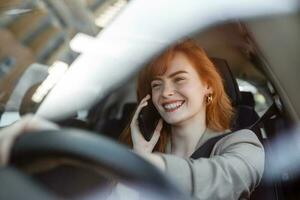 motorista mulher é falando em Smartphone atrás direção roda do carro, não atentamente dirigindo automóvel, quebra regras do estrada. conceito do velozes ritmo dentro moderno vida. pausa tráfego regras foto