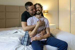gay casal partilha uma especial momento dentro a manhã, homossexual ternura, gay casal amor casa conceito foto