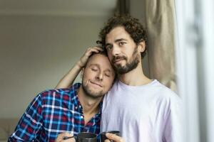 alegre jovem gay casal sentado junto. dois afetuoso masculino amantes sorridente alegremente enquanto abraçando cada outro. jovem gay cupê ser romântico. foto