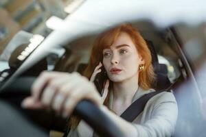 motorista mulher é falando em Smartphone atrás direção roda do carro, não atentamente dirigindo automóvel, quebra regras do estrada. conceito do velozes ritmo dentro moderno vida. pausa tráfego regras foto