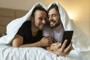 feliz gay casal tendo concurso momentos dentro quarto - homossexual amor relação e gênero igualdade conceito foto