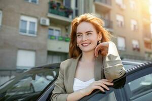 retrato do feliz mulher em pé de carro em a rua. jovem bonita caucasina mulher em pé atrás uma carro com aberto porta foto
