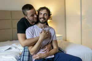 gay casal partilha uma especial momento dentro a manhã, homossexual ternura, gay casal amor casa conceito foto