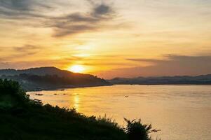 lindo panorama e sutset do mekhong rio entre Tailândia e Laos a partir de Chiang cã distrito.o mekong, ou mekong rio, é uma transfronteiriço rio dentro leste Ásia e sudeste Ásia foto