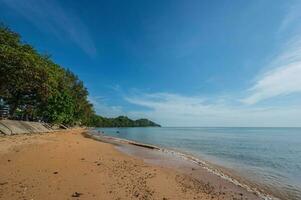 lindo marinha Visão com sem fim horizonte às kung mulher de praia chanthaburi cidade tailândia. foto