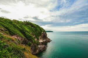 lindo panorama Visão com sem fim horizonte em pha chupar nirun penhasco às chathaburi cidade tailândia.fa chupar nirun penhasco uma popular nascer do sol e pôr do sol localização dentro chathaburi cidade. foto