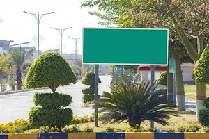 direção e beira da estrada placa Painel publicitário sinalização brincar foto