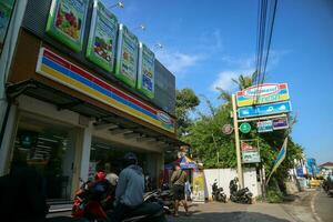 Yogyakarta, Indonésia - marcha 18 2023 - uma mini mercado marca este fornece diariamente necessidades do vida. pt indomarco prismatama ou indomaret é uma cadeia do varejo conveniência lojas. foto