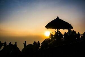 silhueta do a turistas levando nascer do sol e branco névoa fotos, yun lai ponto de vista foto