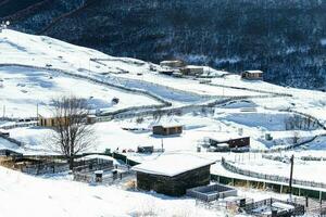 pequeno Vila dentro inverno com Cáucaso montanha. ushguli famoso ponto de referência dentro Svaneti geórgia é 1 do a Altíssima assentamentos dentro Europa. foto