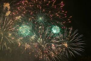 vermelho amarelo e verde fogos de artifício celebração foto