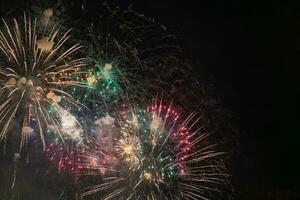 vermelho amarelo e verde fogos de artifício celebração foto