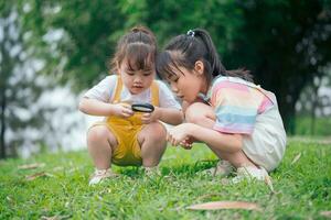 foto do jovem ásia bebê menina jogando às parque