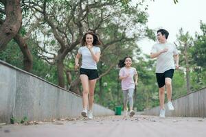 foto do jovem ásia família exercício às parque