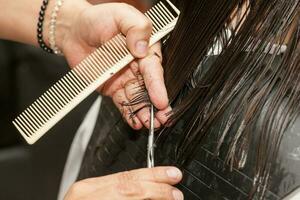 masculino estilista fazer uma corte de cabelo para uma branco mulher foto